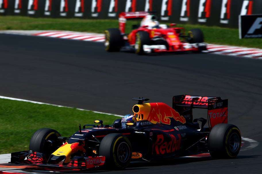 La Red Bull di Ricciardo e dietro la Ferrari di Sebastian Vettel. Getty